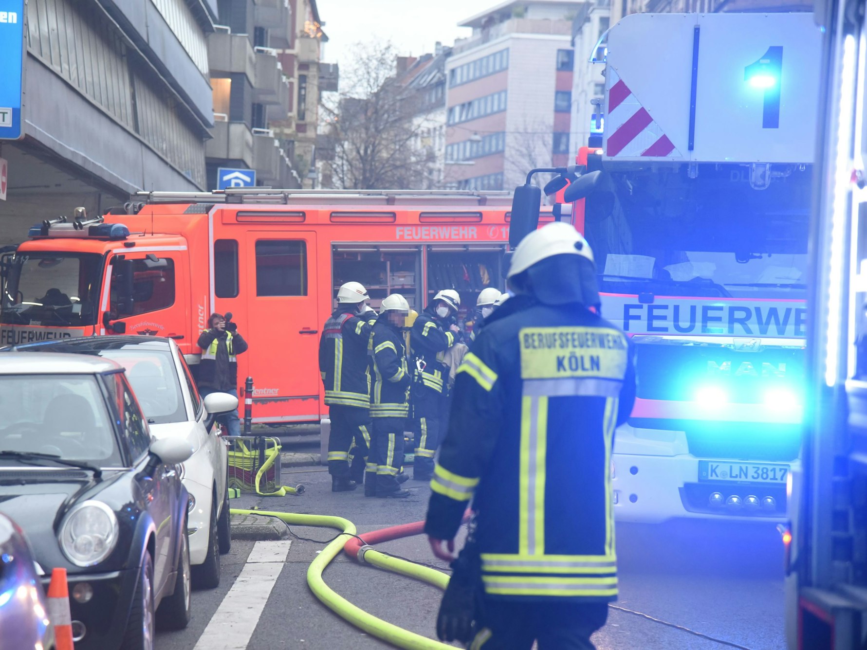 In einer Tiefgarage auf der Brabanterstraße 32 in Köln brannte ein PKW, Feuerwehreinsatzkräfte waren vor Ort.