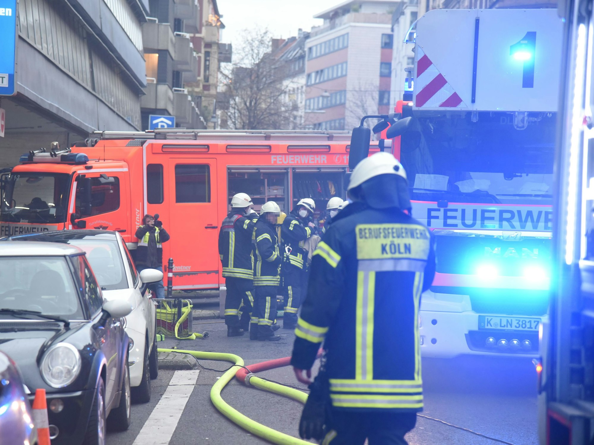 In einer Tiefgarage auf der Brabanterstraße 32 in Köln brannte ein PKW, Feuerwehreinsatzkräfte waren vor Ort.