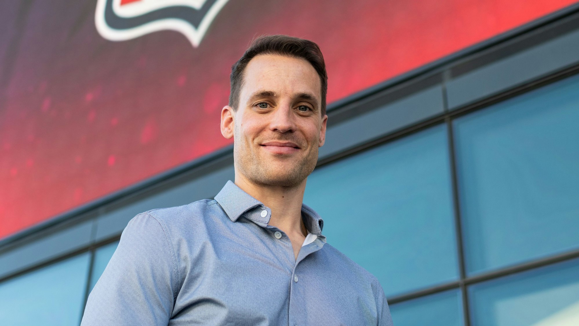 Alexander Steinforth steht vor dem NFL-Hauptsitz in Inglewood. Er soll den American Football in Deutschland weiter voranbringen.