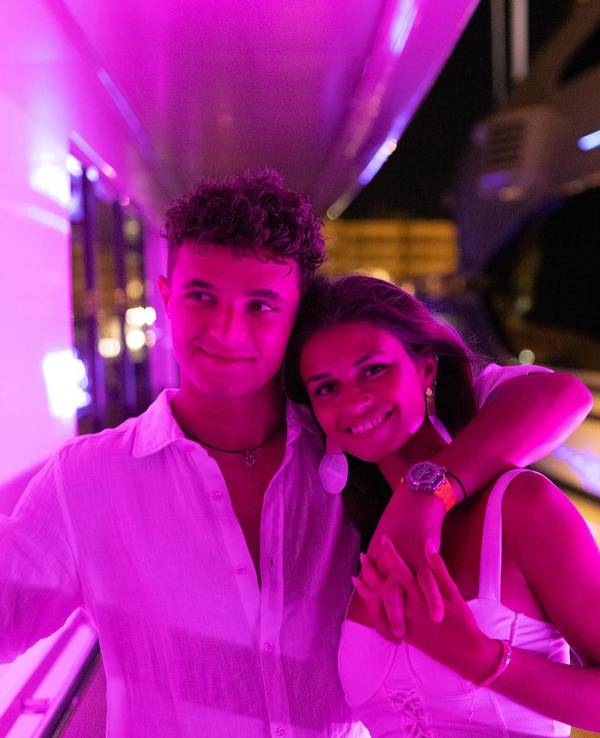 Formel-1-Pilot Lando Norris hat Freundin Luisinha im Arm.