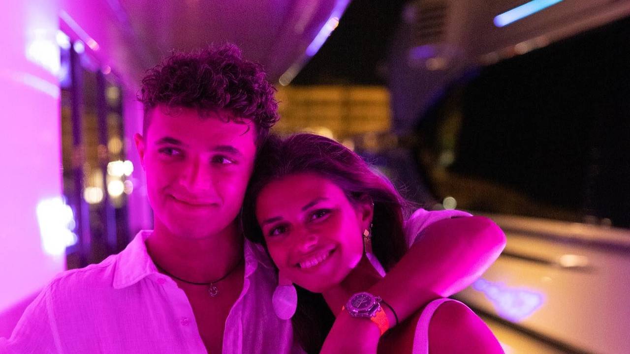Formel-1-Pilot Lando Norris hat Freundin Luisinha im Arm.