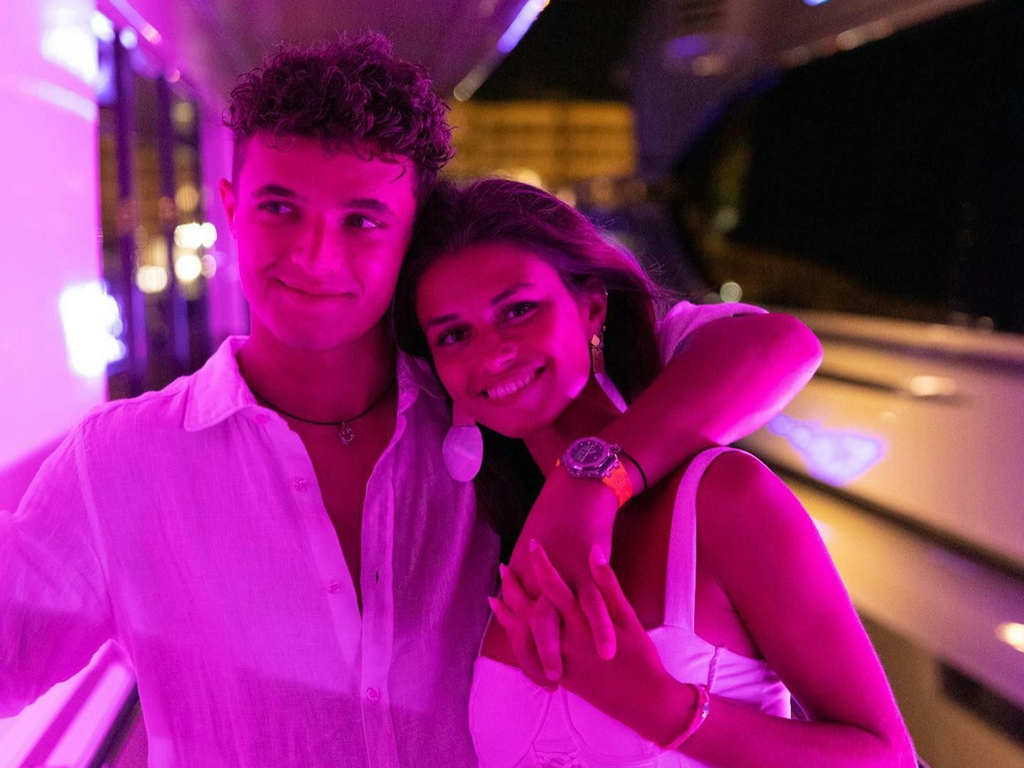 Formel-1-Pilot Lando Norris hat Freundin Luisinha im Arm.