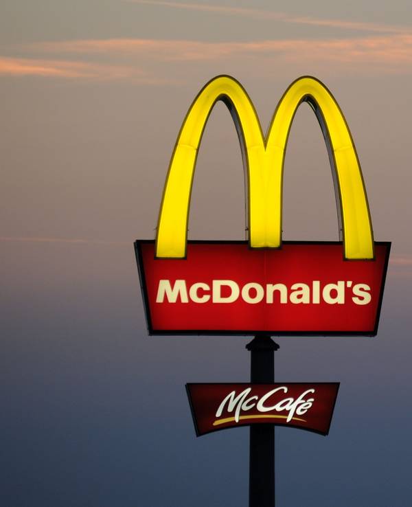Ein Werbeschild der Restaurantkette McDonald's