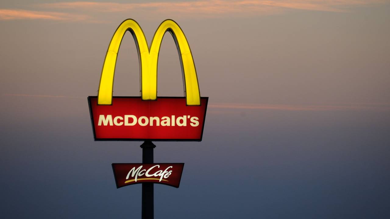 Ein Werbeschild der Restaurantkette McDonald's