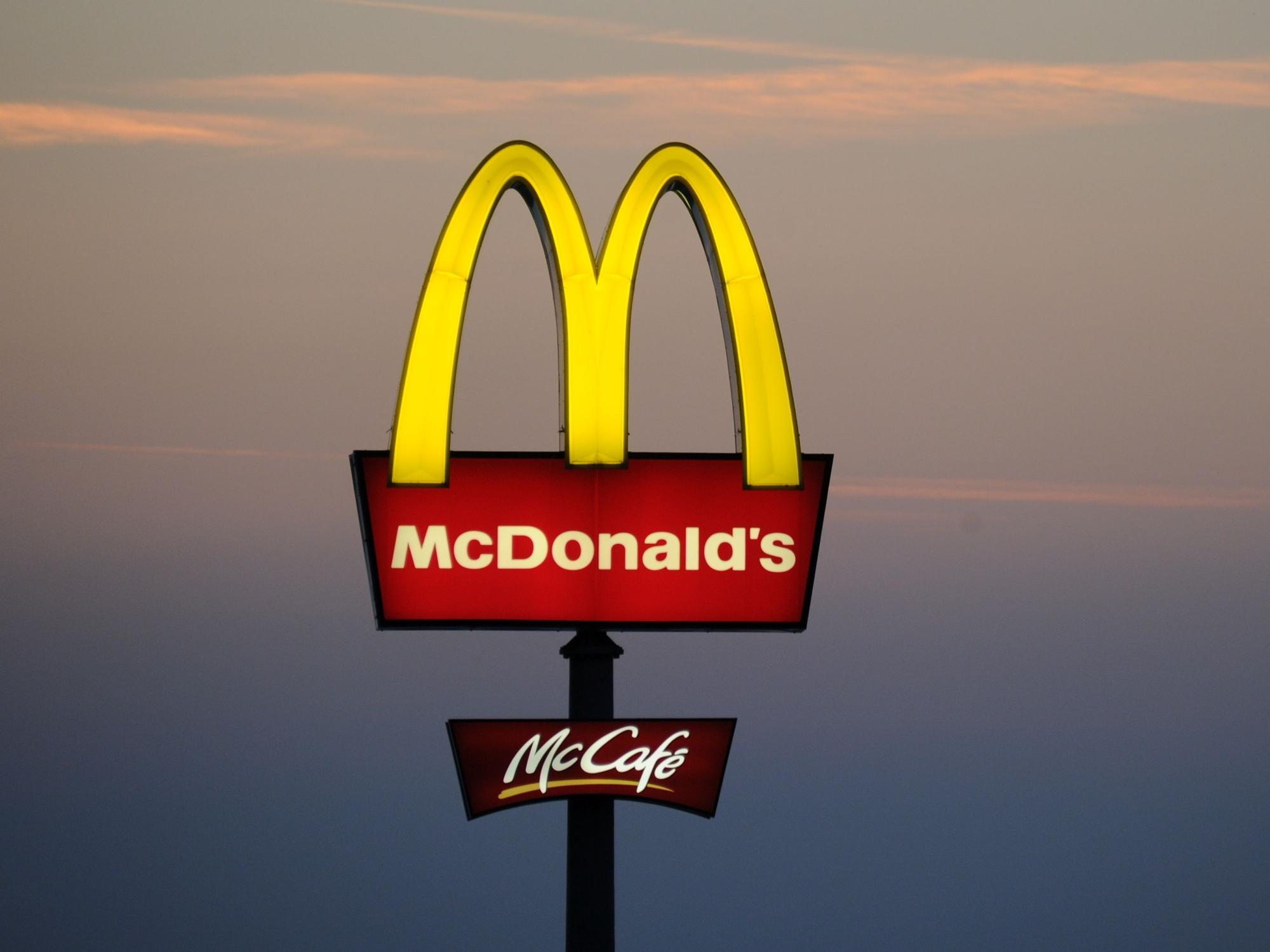 Das McDonald's-Logo vor einem Sonnenaufgang.