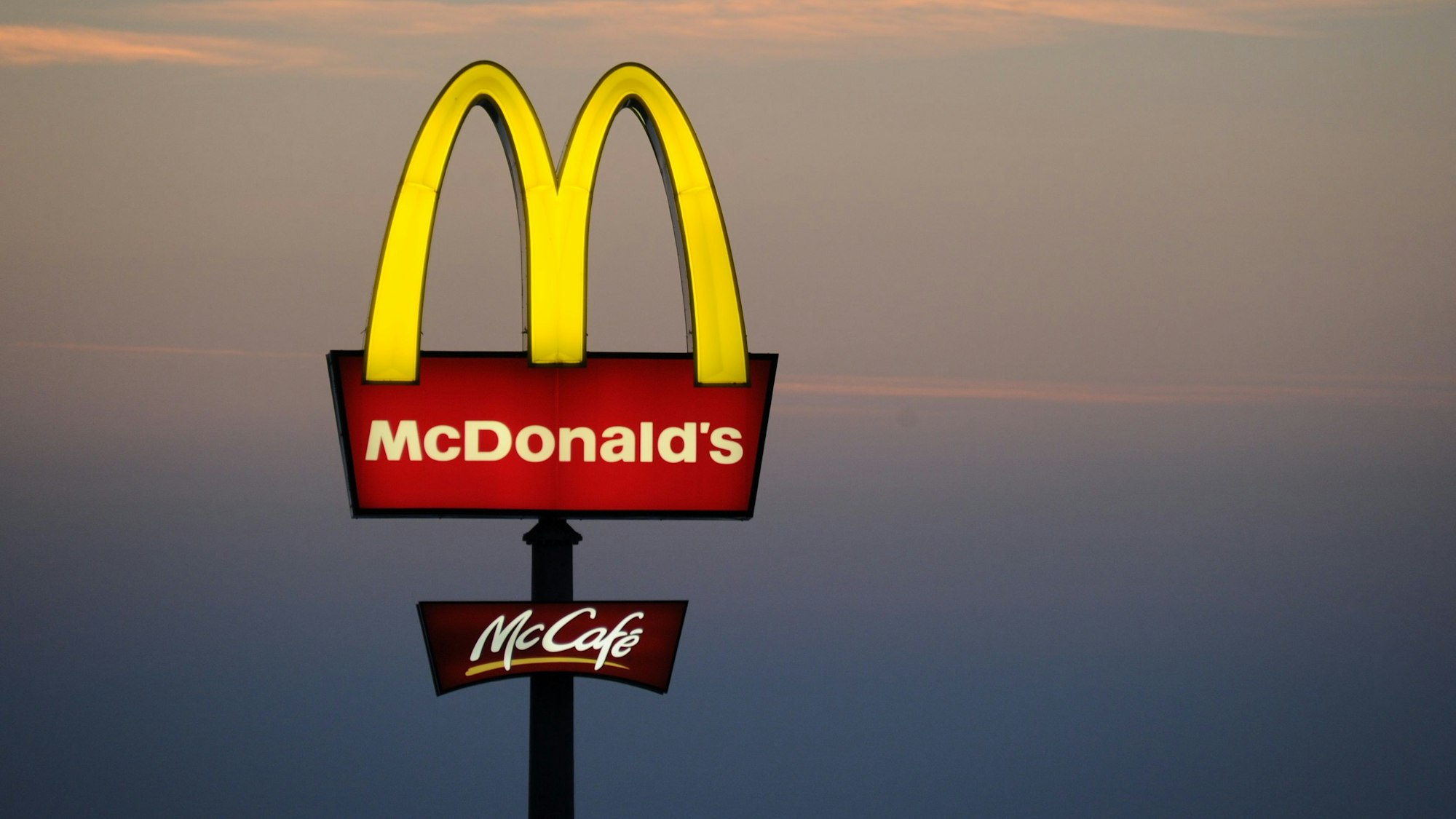 McDonald's will ein Teil seiner 109 Filialen in der Ukraine wiedereröffnen, teilte das Unternehmen mit. Unser Archivbild (2012) zeigt ein typisches Werbeschild.