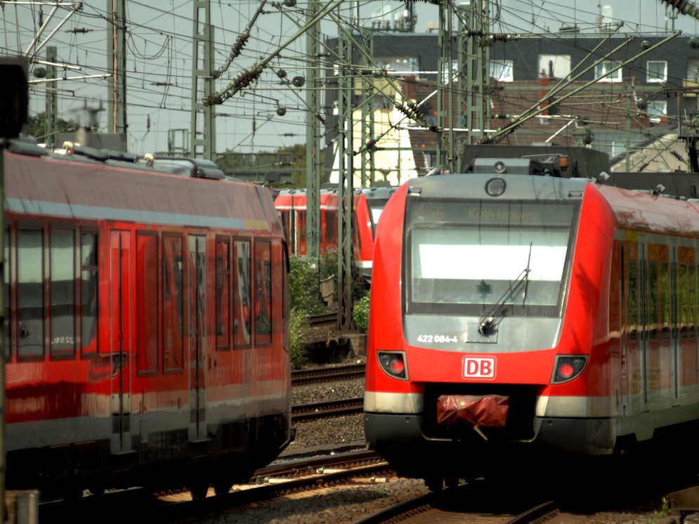 S-Bahn fährt am Hansaring in Köln über die Gleise.