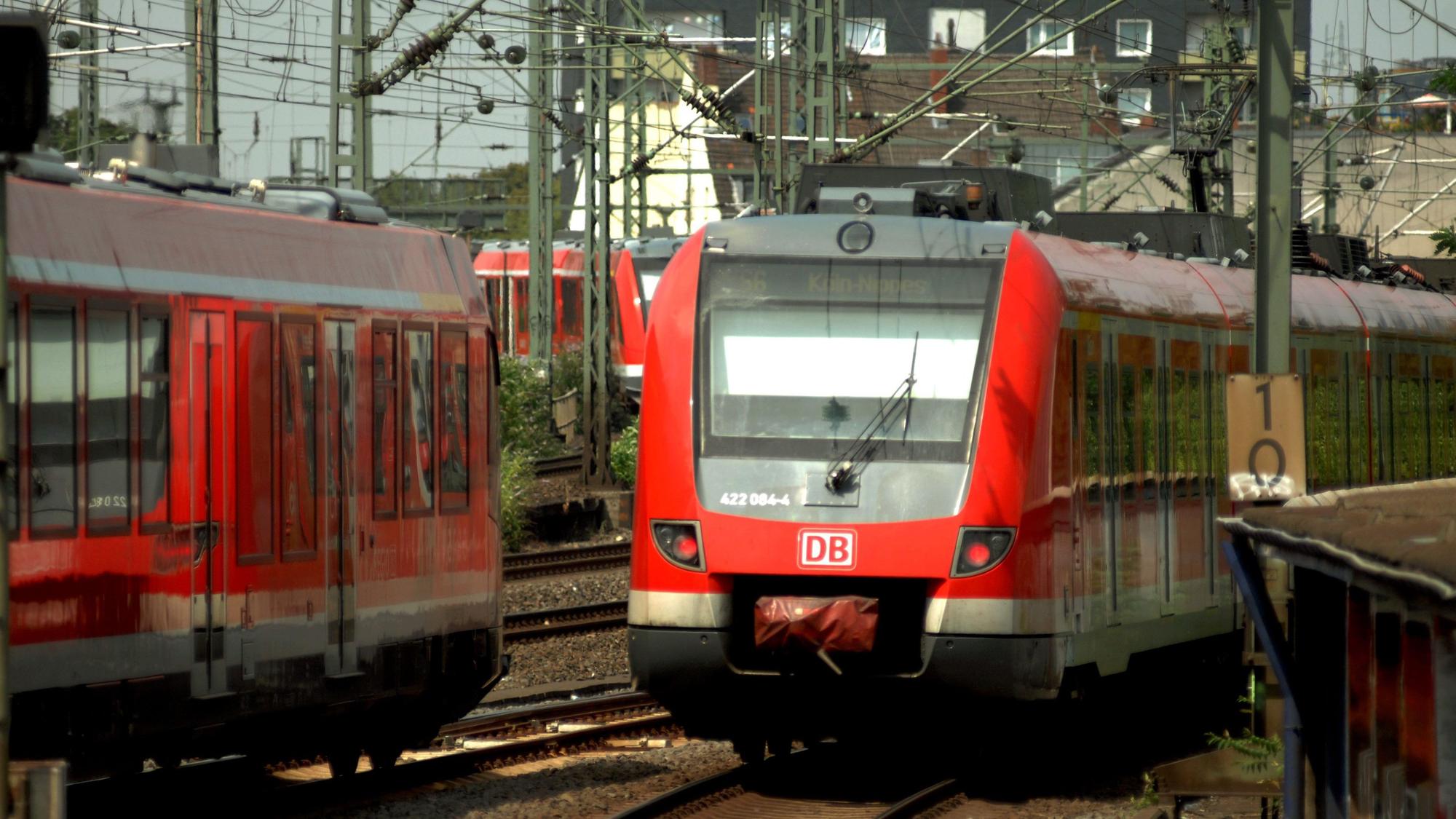 S-Bahn fährt am Hansaring in Köln über die Gleise.