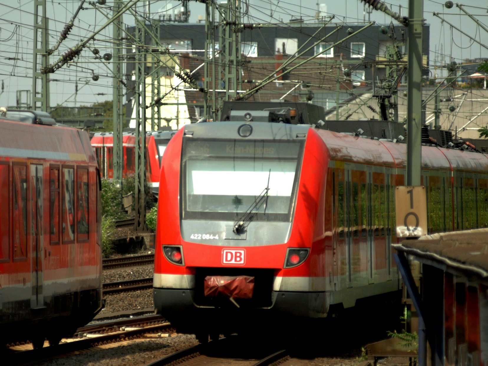 S-Bahn fährt am Hansaring in Köln über die Gleise.