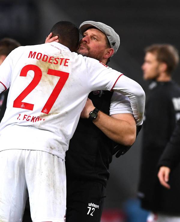 Umarmung zwischen Anthony Modeste (vorne) und Steffen Baumgart.
