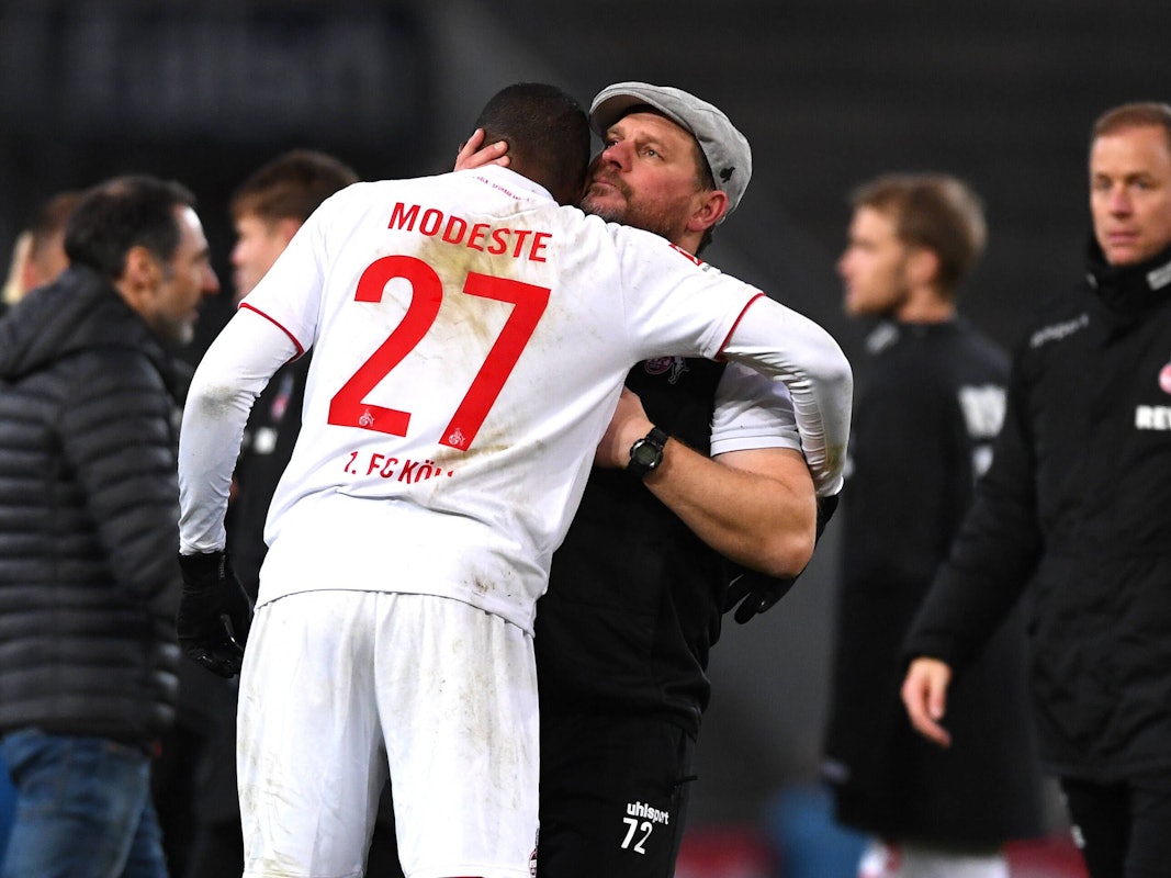 Umarmung zwischen Anthony Modeste (vorne) und Steffen Baumgart.