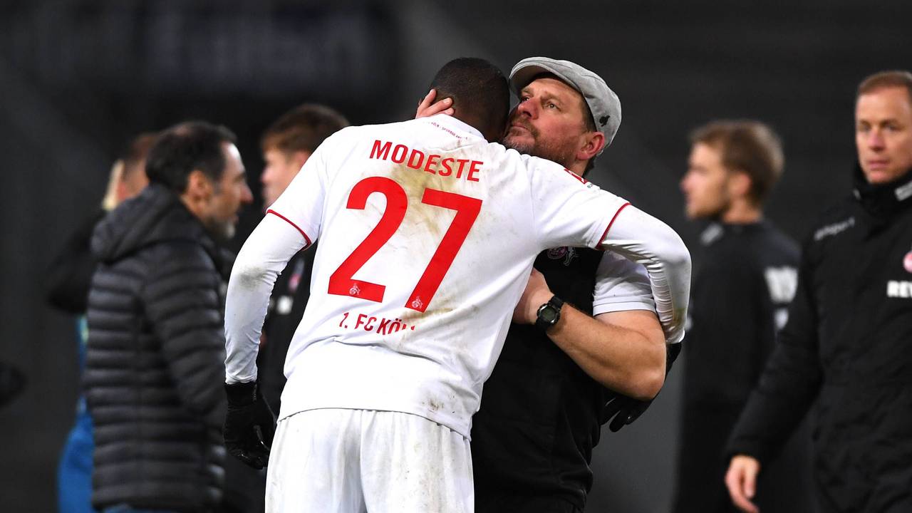 Umarmung zwischen Anthony Modeste (vorne) und Steffen Baumgart.