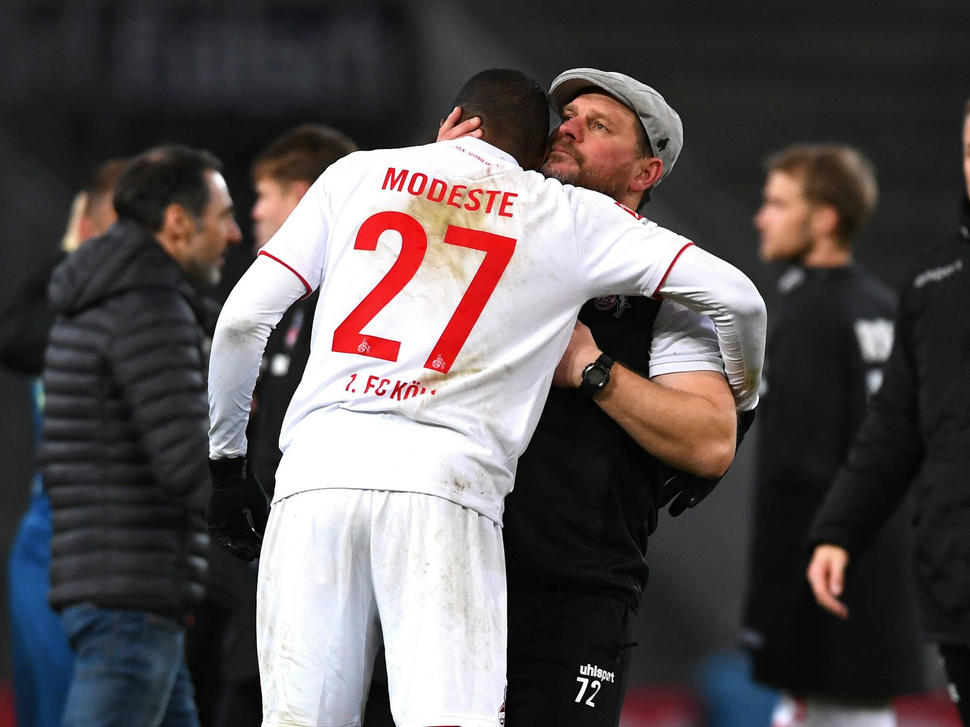 Steffen Baumgart und Anthony Modeste umarmen sich.