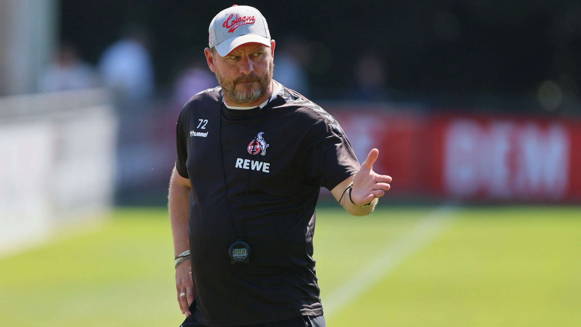 Steffen Baumgart gestikuliert beim Training des 1. FC Köln.