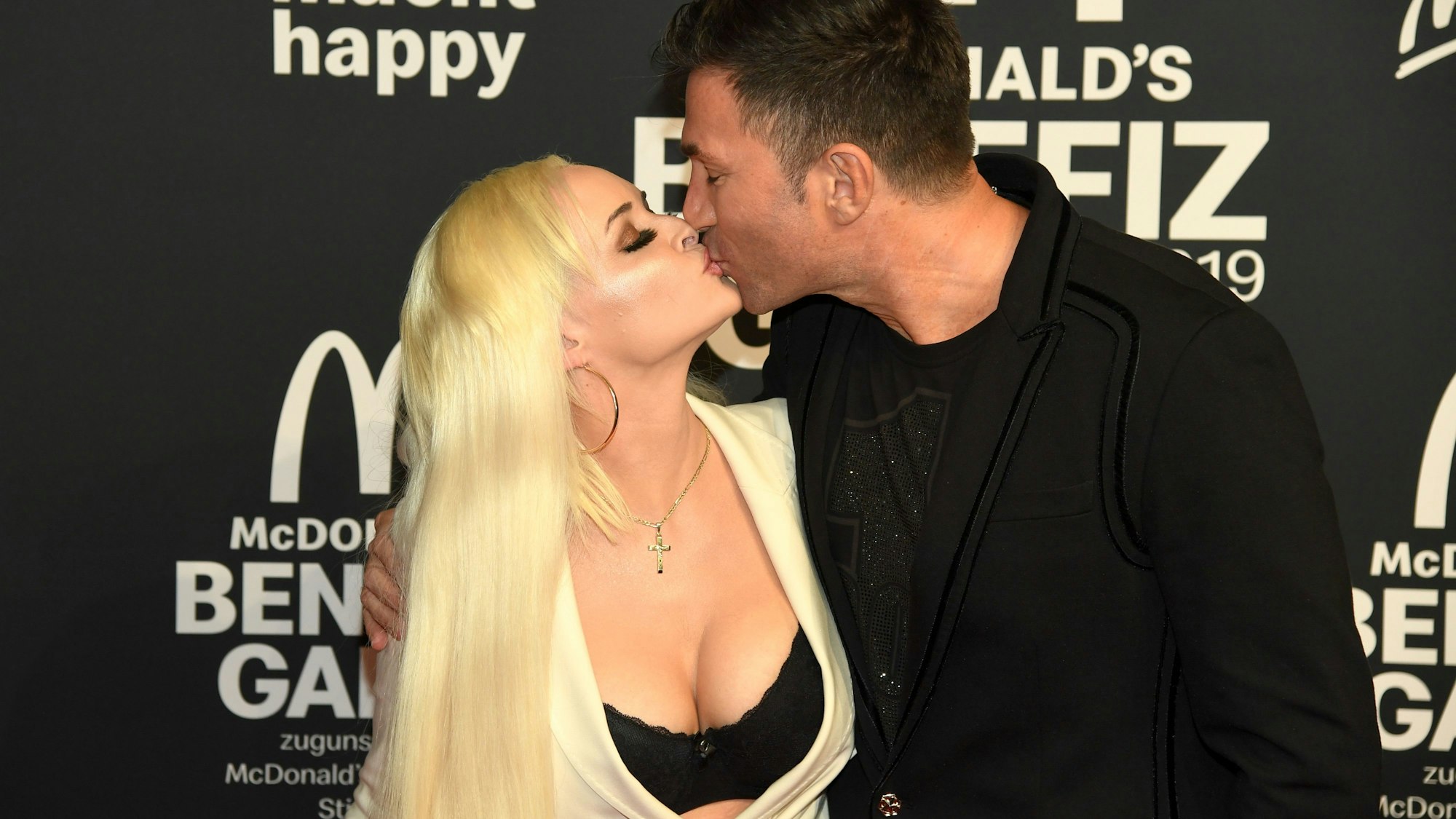 Daniela Katzenberger und Lucas Cordalis küssen sich während einer Veranstaltung.