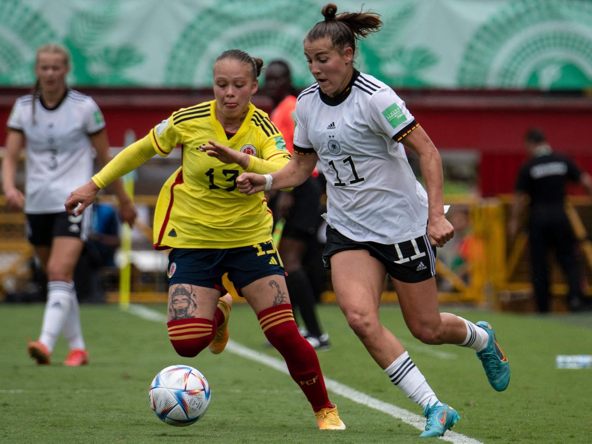 Carlotta Wamser und Ana Maria Guzman im Zweikampf bei der U20-WM der Frauen in Costa Rica