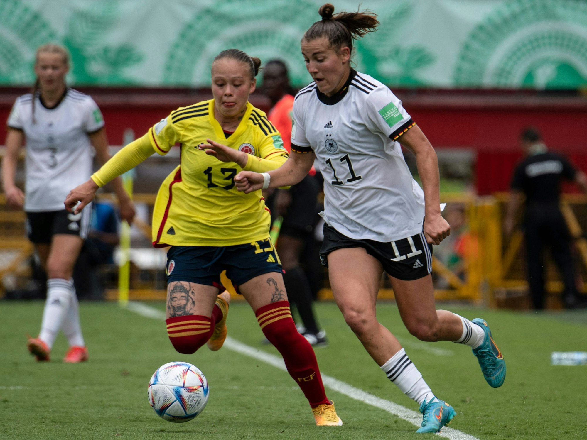 Carlotta Wamser und Ana Maria Guzman im Zweikampf bei der U20-WM der Frauen in Costa Rica