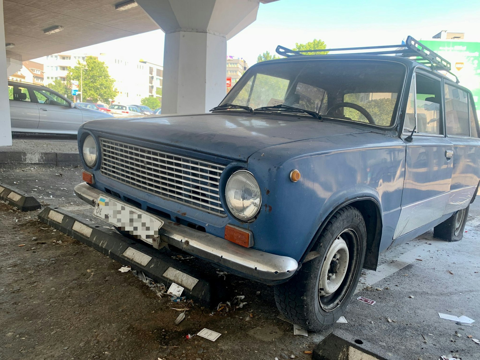 Ein Lada 1300 steht verwaist am Kölner Hauptbahnhof.