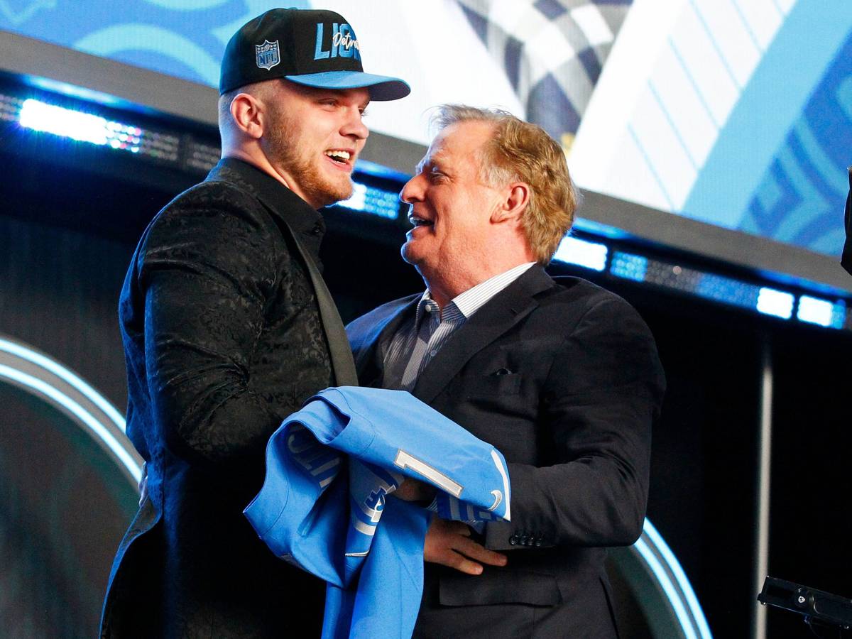 Aidan Hutchinson wird beim NFL-Draft nach seinem Pick bei den Detroit Lions auf der Bühne beglückwünscht