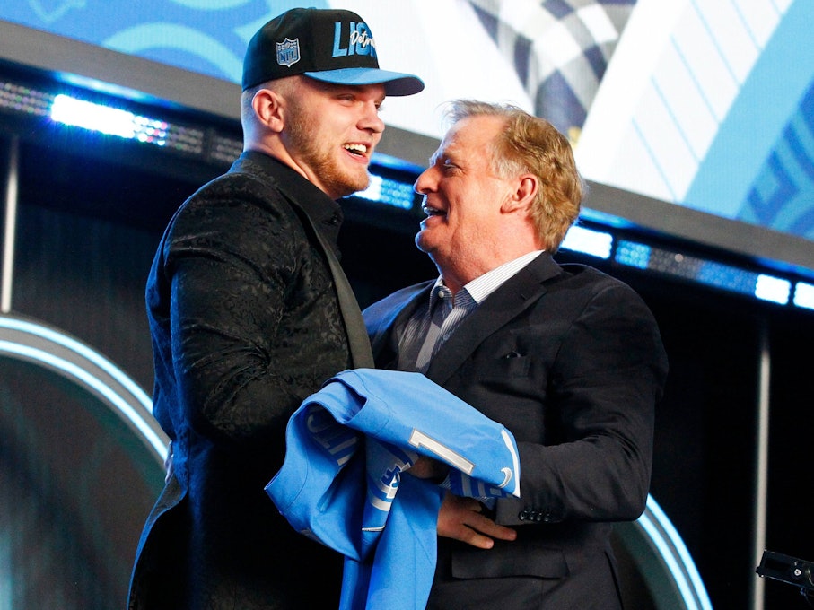 Aidan Hutchinson wird beim NFL-Draft nach seinem Pick bei den Detroit Lions auf der Bühne beglückwünscht