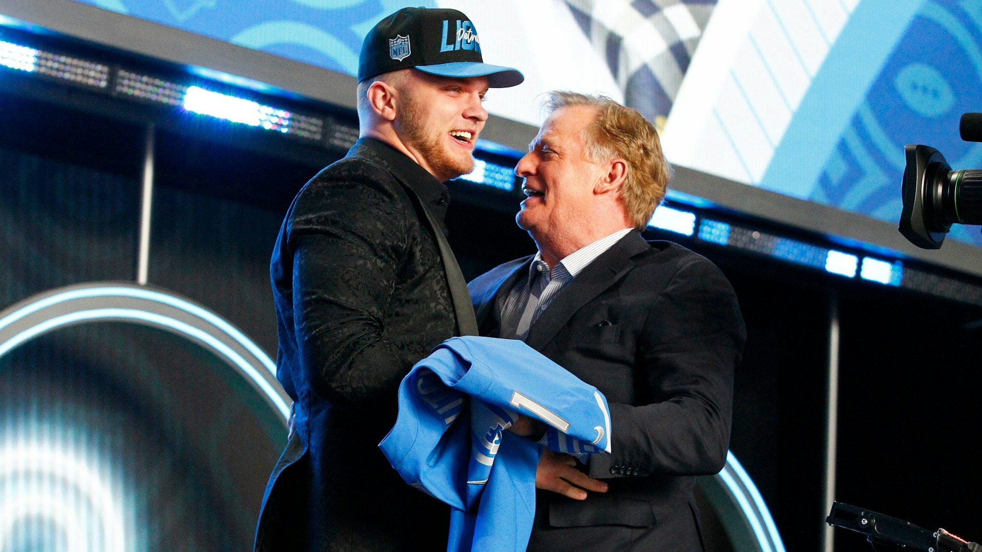 Aidan Hutchinson wird beim NFL-Draft nach seinem Pick bei den Detroit Lions auf der Bühne beglückwünscht