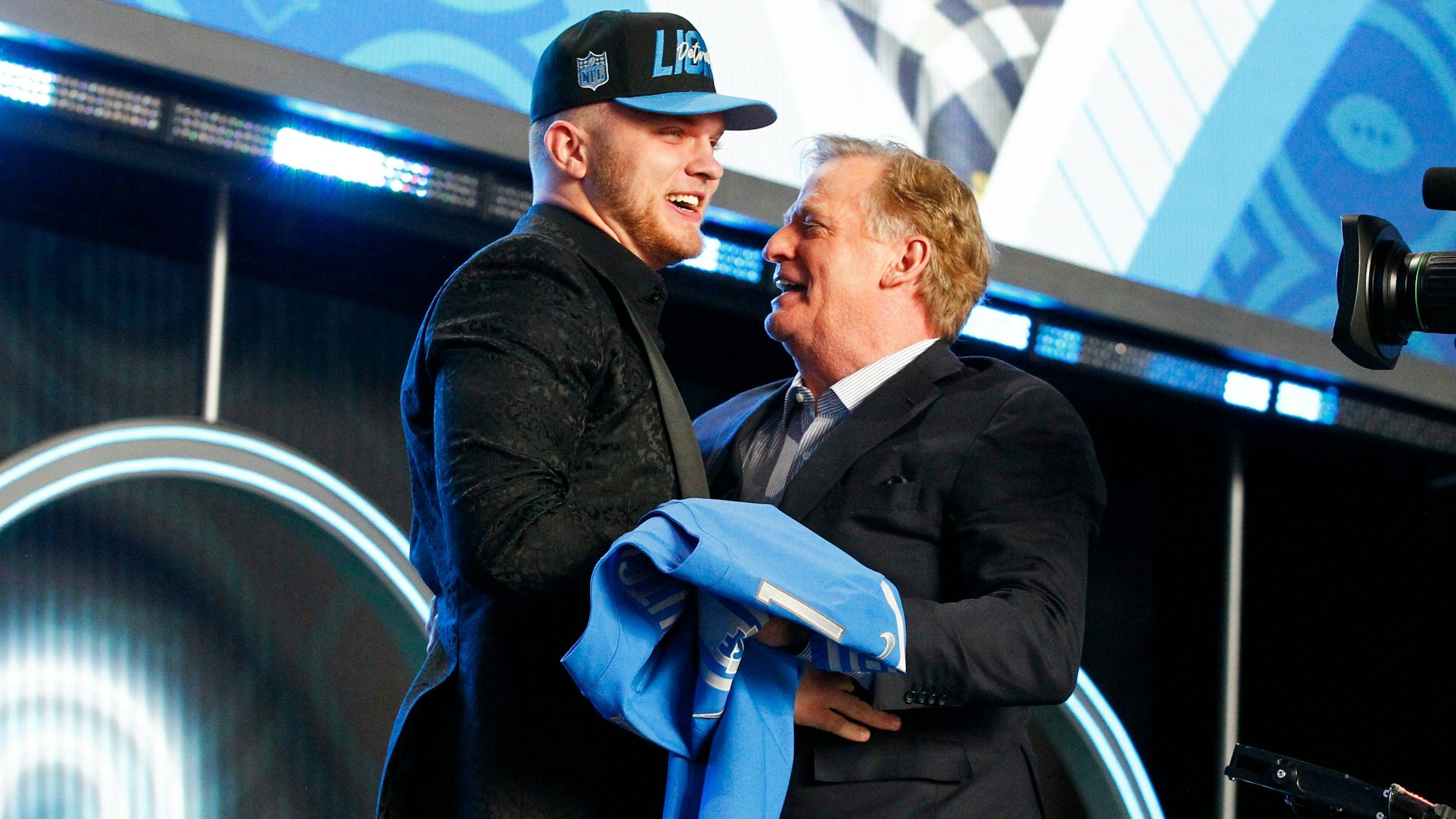 Aidan Hutchinson wird beim NFL-Draft nach seinem Pick bei den Detroit Lions auf der Bühne beglückwünscht