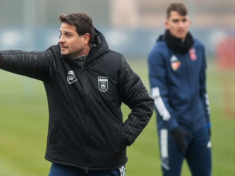 Der frühere FC-Stürmer Imre Szabics gestikuliert im Training des Fehérvár FC.