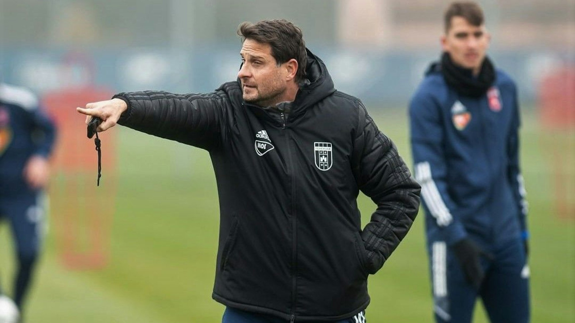 Der frühere FC-Stürmer Imre Szabics gestikuliert im Training des Fehérvár FC.
