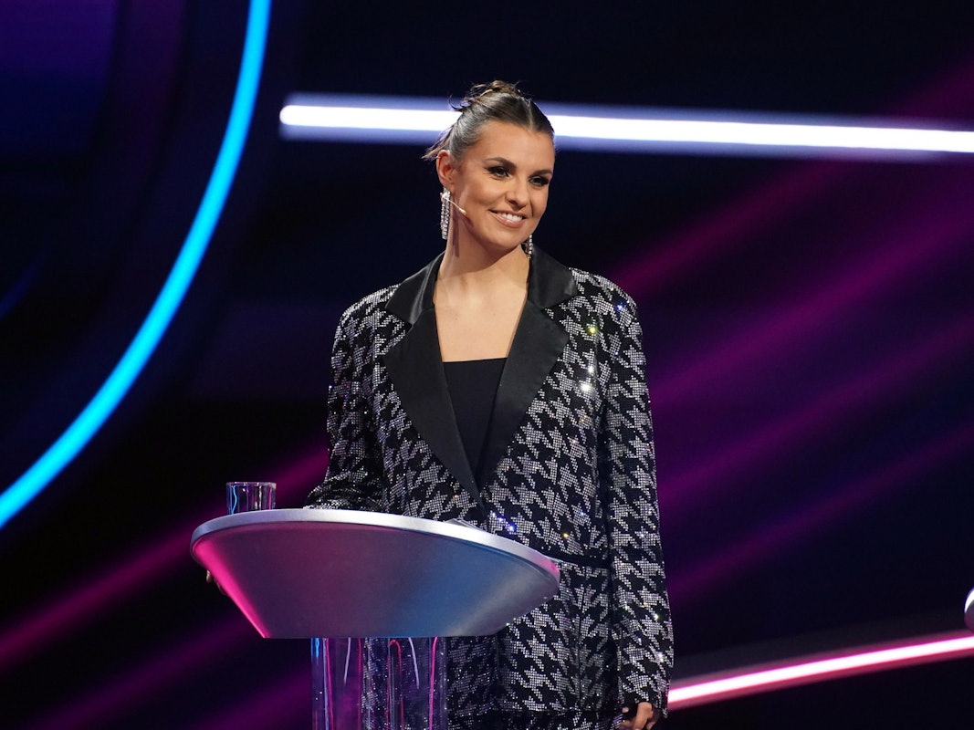 Moderatorin Laura Wontorra steht auf einer Bühne.