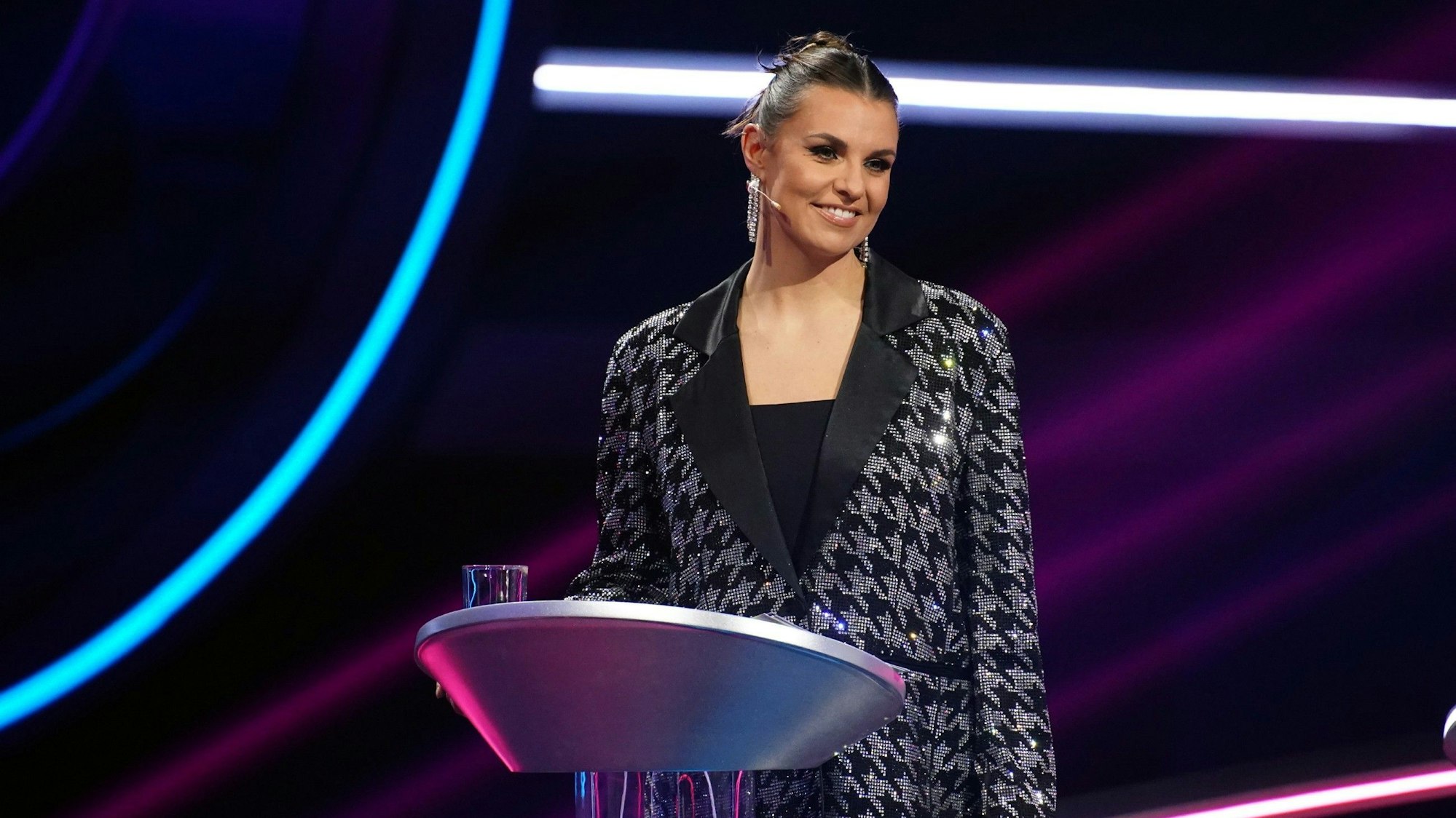 Moderatorin Laura Wontorra steht auf einer Bühne.