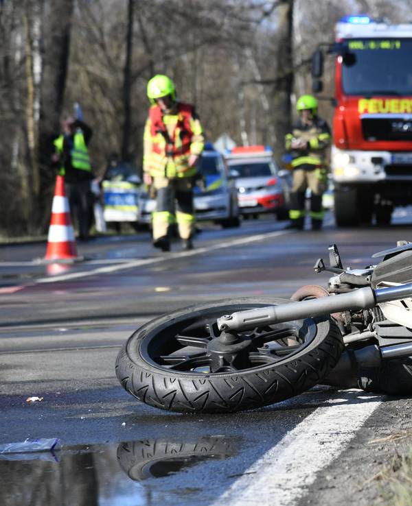 Bei dem Unfall in NRW ist ein Motorradfahrer ums Leben gekommen. Unser Foto zeigt einen Unfallort mit einem Motorrad.