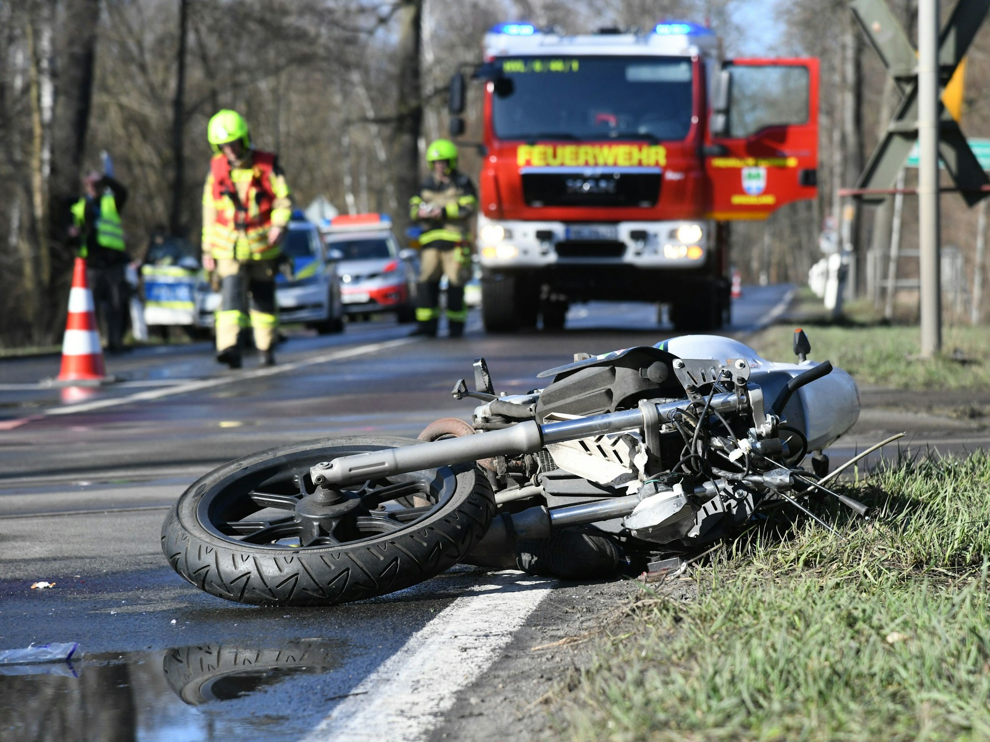 Bei dem Unfall in NRW ist ein Motorradfahrer ums Leben gekommen. Unser Foto zeigt einen Unfallort mit einem Motorrad.