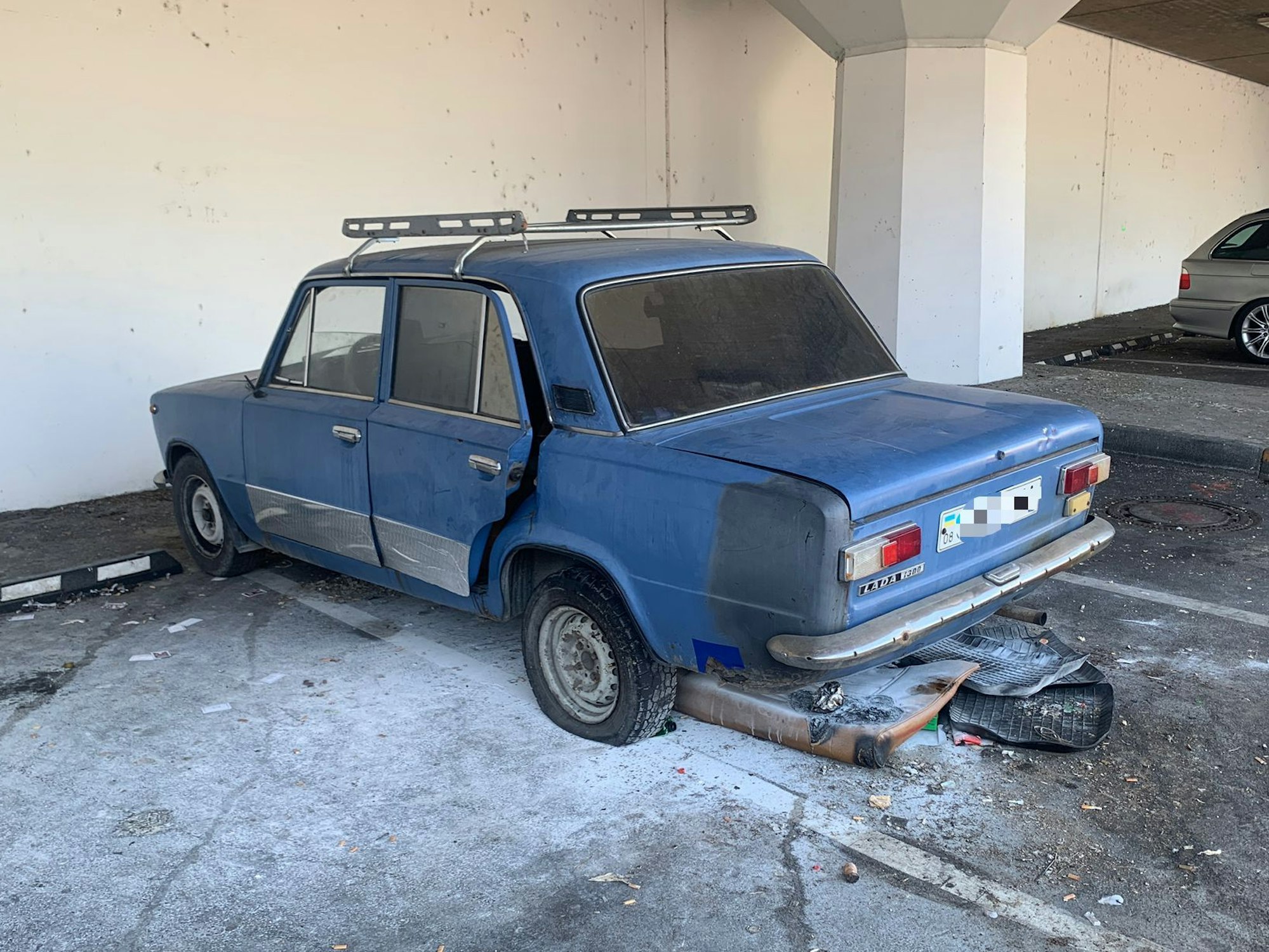 Ein Lada 1300 steht verwaist am Kölner Hauptbahnhof.