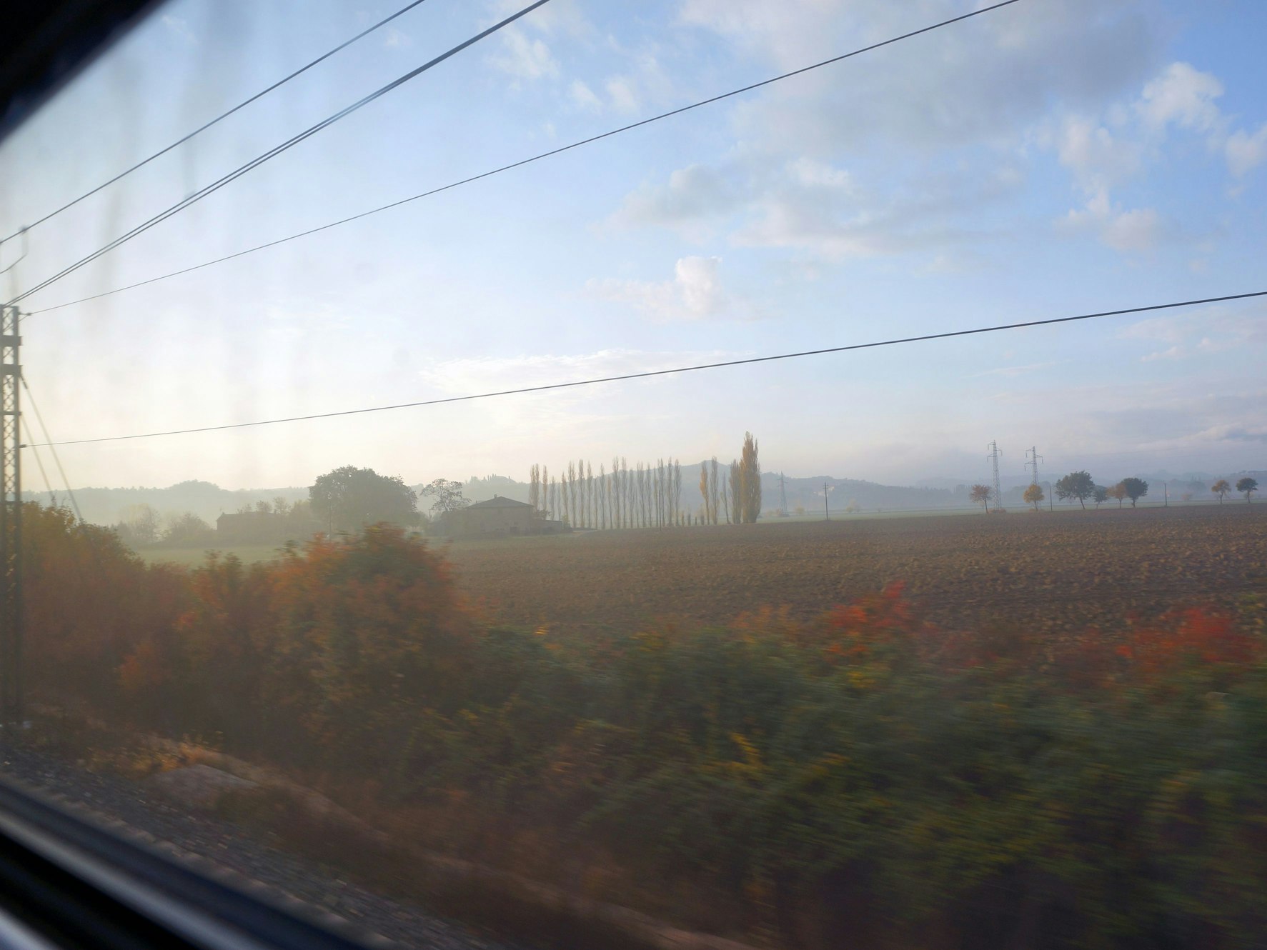 Zum Themendienst-Bericht von Alexandra Stahl vom 19. Dezember 2017: Ein neuer Tag erscheint durch das Zugfenster: Blick auf die Landschaft der Toskana. (Archivbild vom 05.11.2017/Nur zur redaktionellen Verwendung durch Themendienst-Bezieher.) Foto: Alexandra Stahl/dpa-tmn