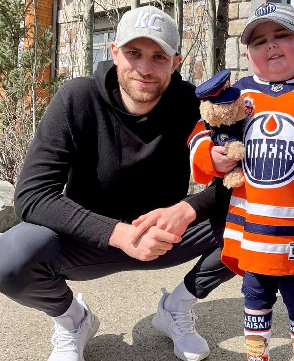 Der kleine Ben (6) posiert auf einem Foto mit NHL-Stürmer Leon Draisaitl und dessen Teamkollegen Connor McDavid.