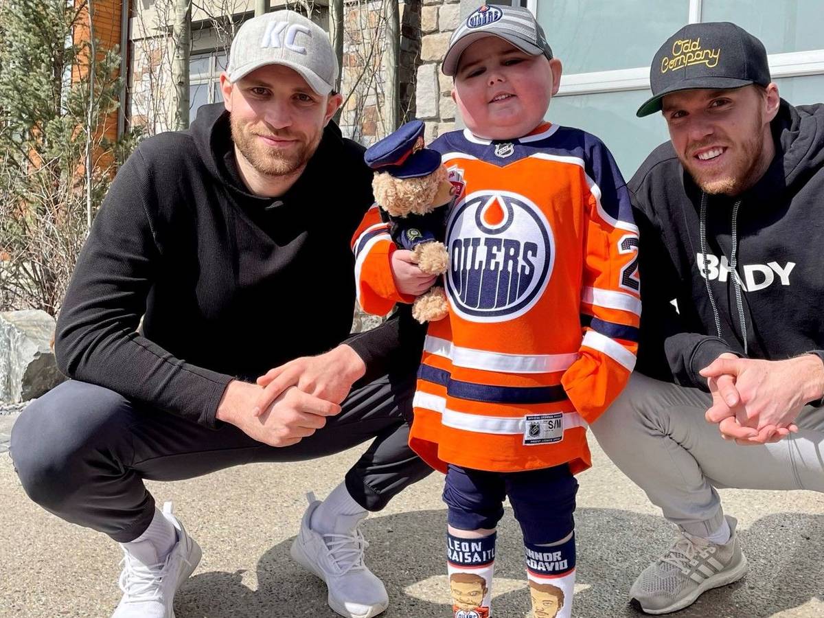 Der kleine Ben (6) posiert auf einem Foto mit NHL-Stürmer Leon Draisaitl und dessen Teamkollegen Connor McDavid.