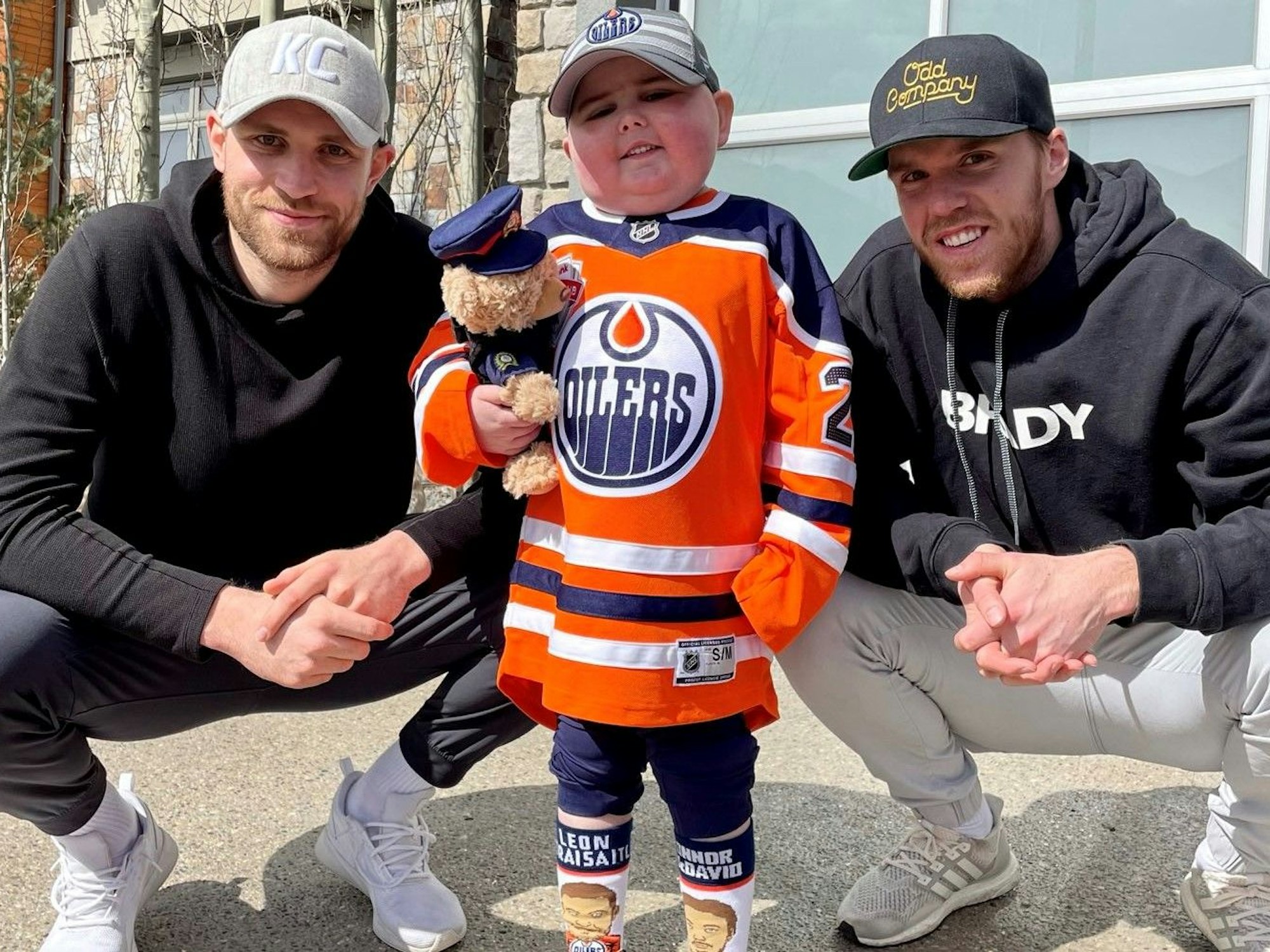 Der kleine Ben (6) posiert auf einem Foto mit NHL-Stürmer Leon Draisaitl und dessen Teamkollegen Connor McDavid.