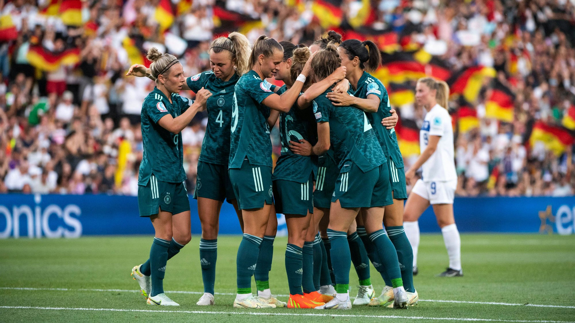 Die Deutsche Frauen-Nationalmannschaft bejubelt gemeinsam dem Treffer zum 1:0
