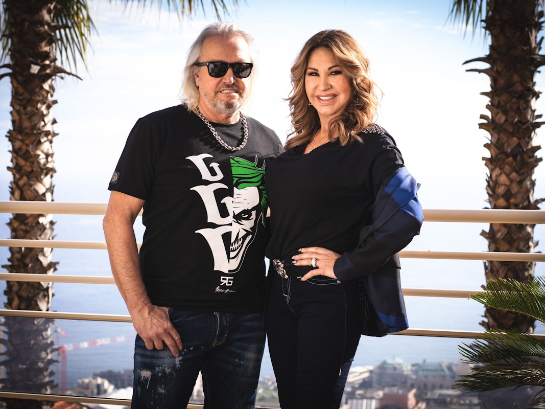 Carmen Geiss und ihr Mann Robert, hier bei einem Fototermin für ihre Show „Die Geissens – Eine schrecklich glamouröse Familie!“, verwöhnen ihre Fans mit zahlreichen Instagram-Beiträgen.