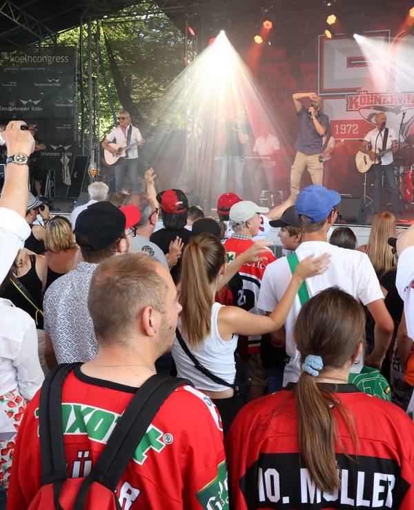 Kölner Haie: Fan-Fest am Tanzbrunnen mit Konzert der Bläck Fööss - da tanzten die Anhänger.