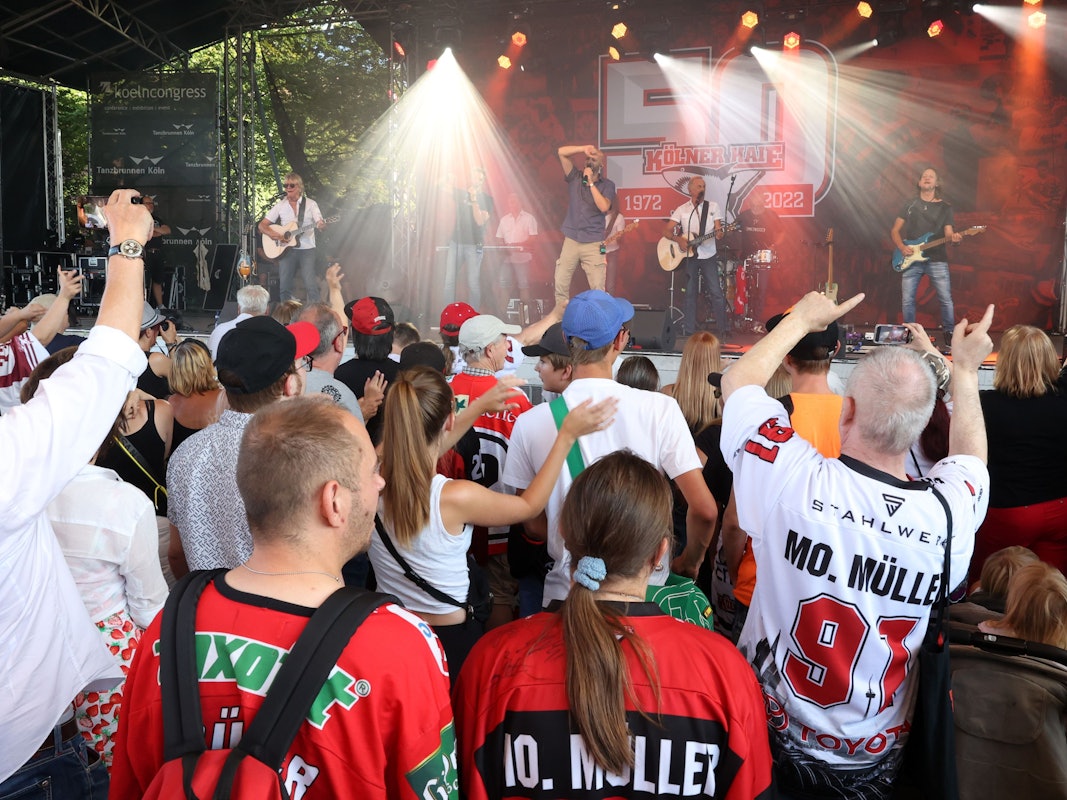 Kölner Haie: Fan-Fest am Tanzbrunnen mit Konzert der Bläck Fööss - da tanzten die Anhänger.