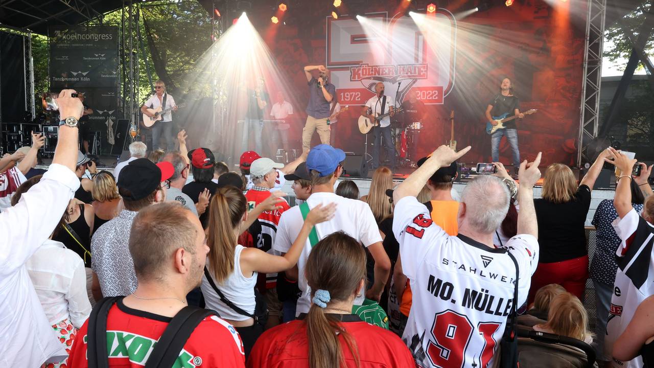 Kölner Haie: Fan-Fest am Tanzbrunnen mit Konzert der Bläck Fööss - da tanzten die Anhänger.