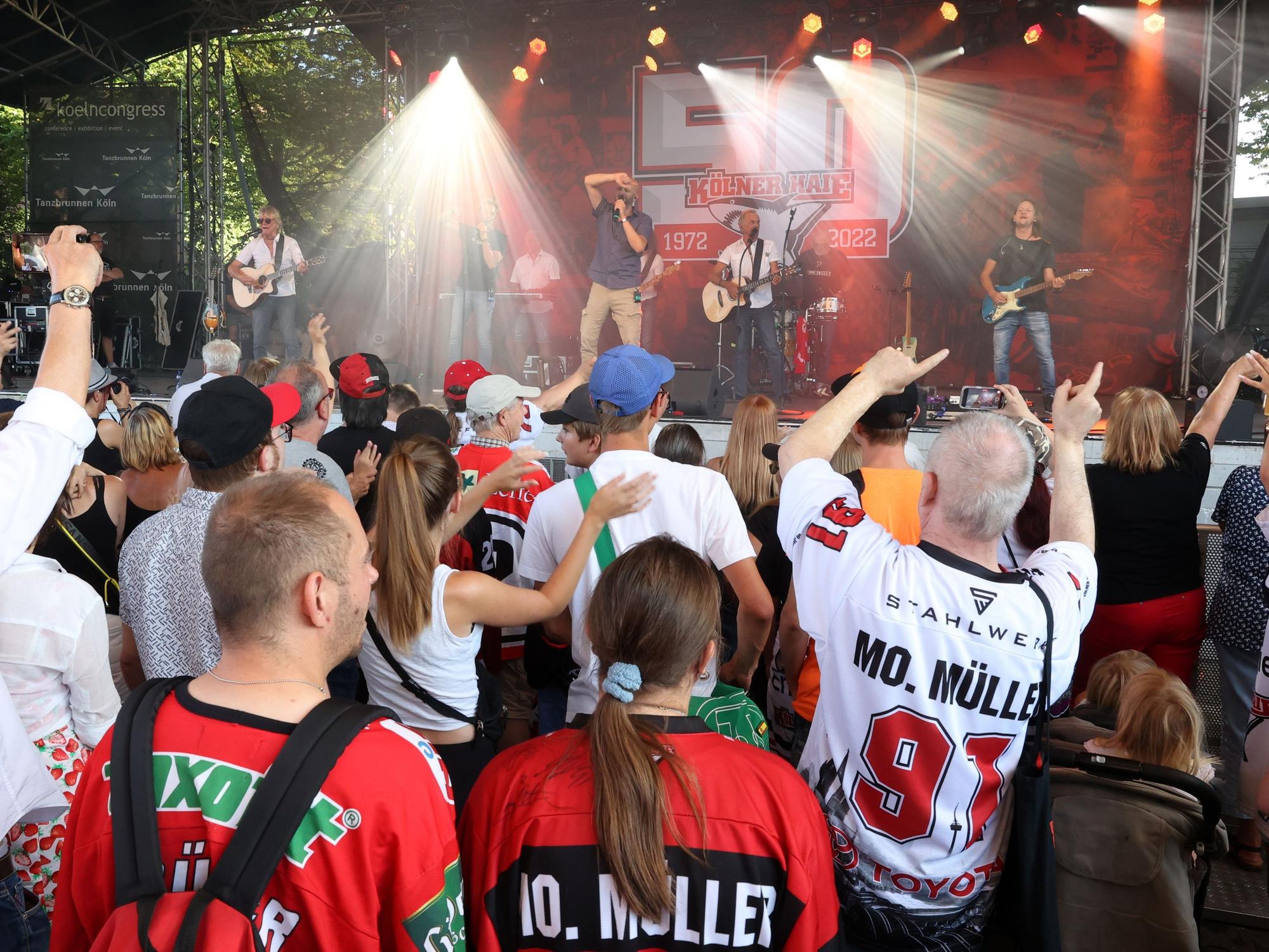 Kölner Haie: Fan-Fest am Tanzbrunnen mit Konzert der Bläck Fööss - da tanzten die Anhänger.