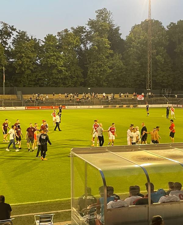 Fan-Chaoten von RW Oberhausen und dem 1. FC Köln auf dem Spielfeld.