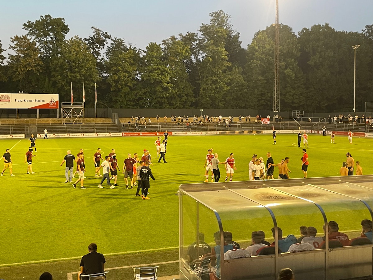 Fan-Chaoten von RW Oberhausen und dem 1. FC Köln auf dem Spielfeld.