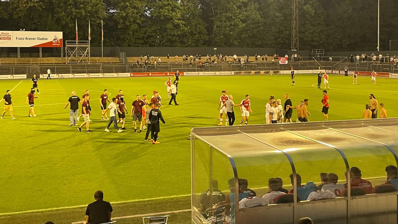 Fan-Chaoten von RW Oberhausen und dem 1. FC Köln auf dem Spielfeld.