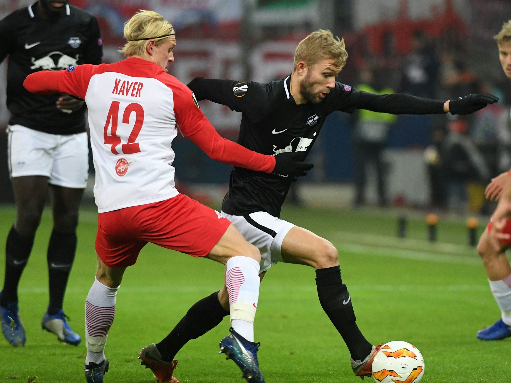 Xaver Schlager (l.) von Red Bull Salzburg und Konrad Laimer (r.) von RB Leipzig streiten um den Ball. Mittlerweile stehen beide bei den Sachsen unter Vertrag.