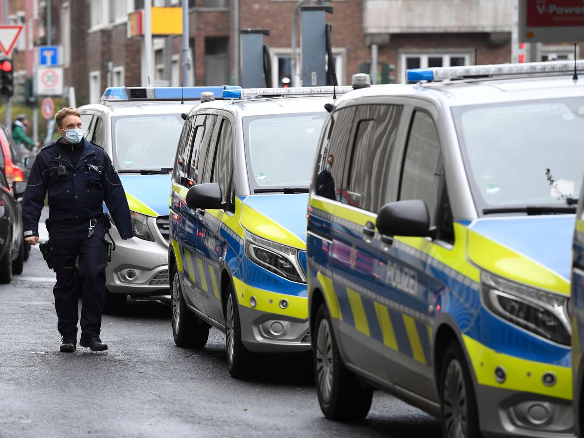 Polizisten sichern die DITIB-Moschee auf die in den frühen Morgenstunden ein Brandanschlag verübt werden sollte.