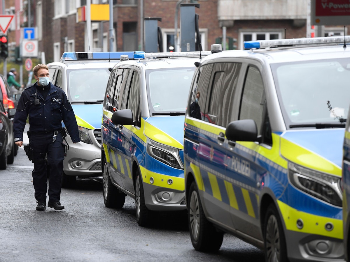 Polizisten sichern die DITIB-Moschee auf die in den frühen Morgenstunden ein Brandanschlag verübt werden sollte.