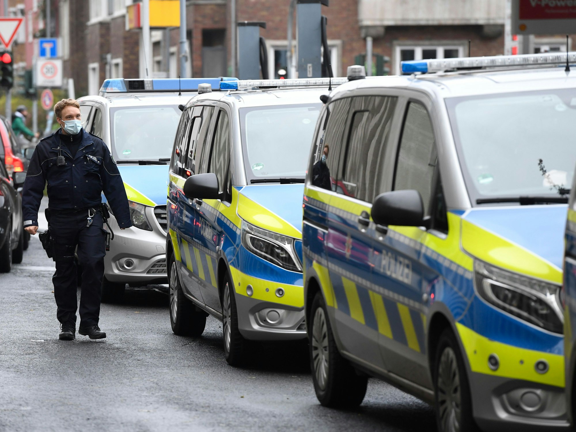 Polizisten sichern die DITIB-Moschee auf die in den frühen Morgenstunden ein Brandanschlag verübt werden sollte.